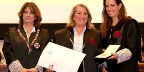 Isabel Pedrola rep la medalla de l’Il·lustre Col·legi de l’Advocacia de Barcelona